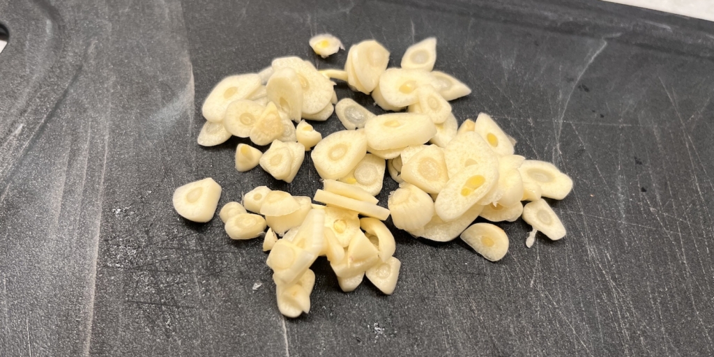 Спагетти с сыром и оливками, рецепт: Нарежьте чеснок