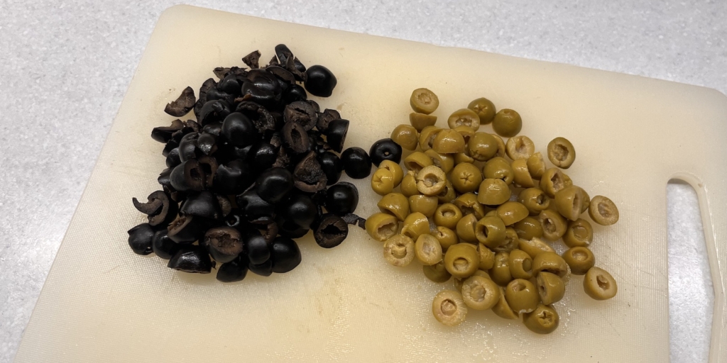 Спагетти с сыром и оливками, рецепт: Нарежьте оливки