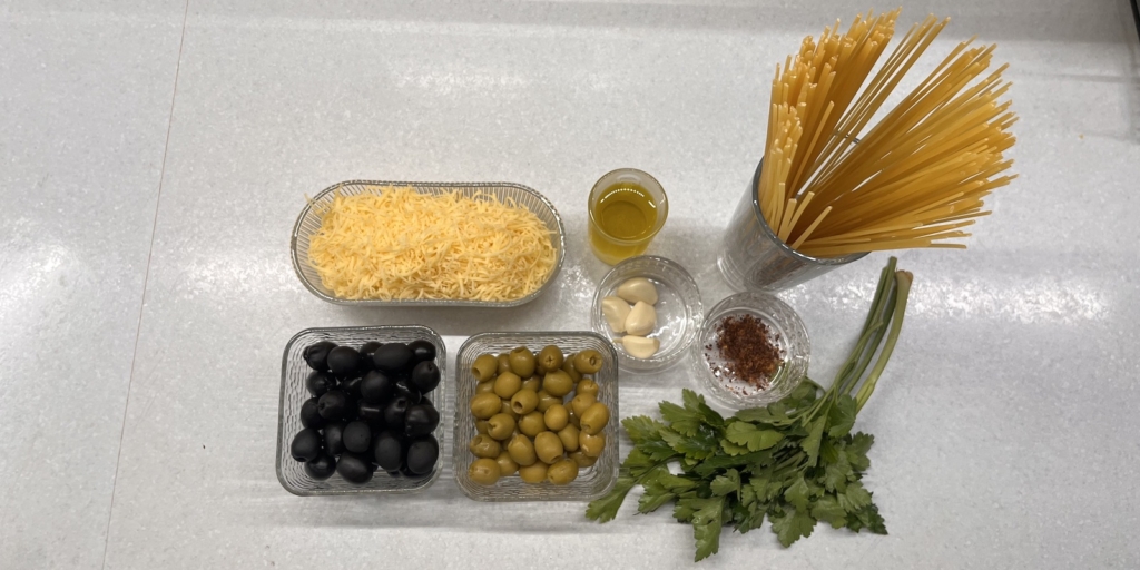 Спагетти с сыром и оливками, рецепт: Подготовьте все ингредиенты