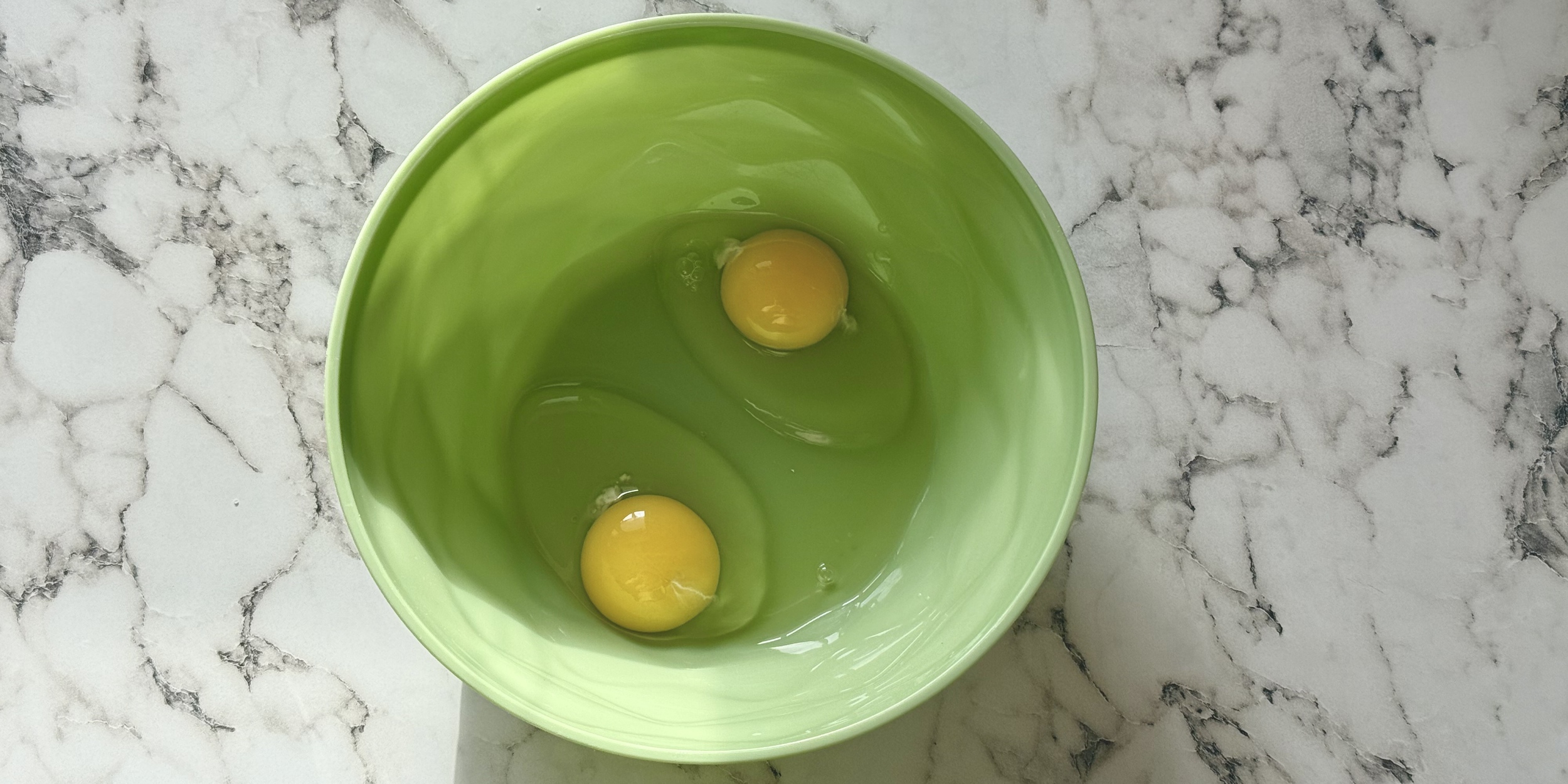 Оладьи из мягкого творога: разбейте в миску яйца