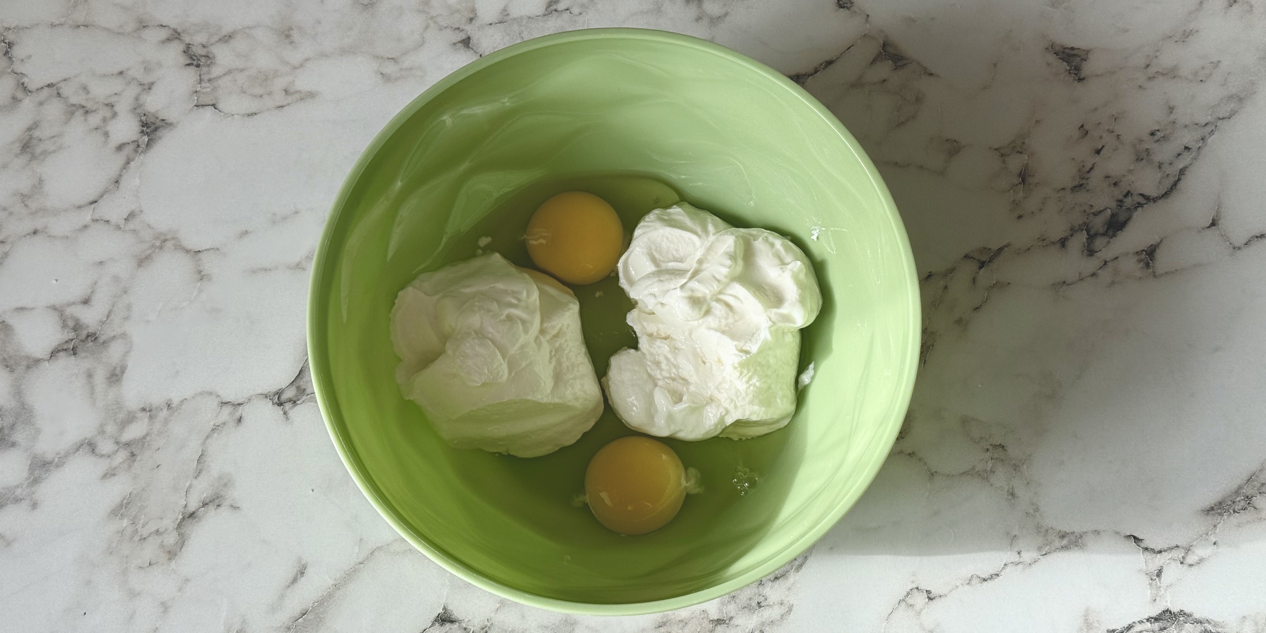 Оладьи из мягкого творога: добавьте к яйцам творог