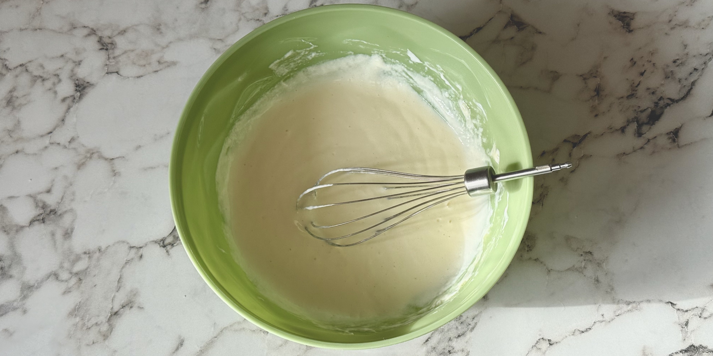 Оладьи из мягкого творога: взбейте яйца с творогом