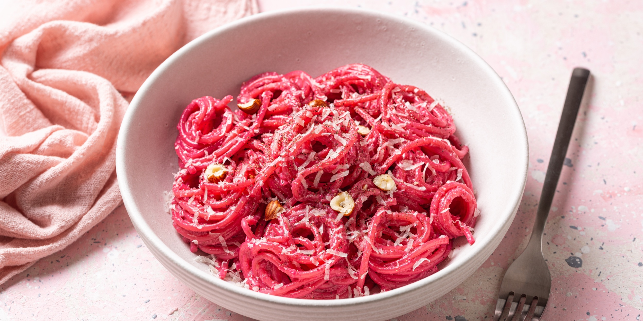 Эффектная розовая паста в свекольном соусе с сыром: рецепт