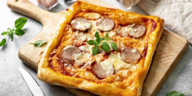 Пицца из слоёного теста в аэрогриле с аппетитными сырными бортиками