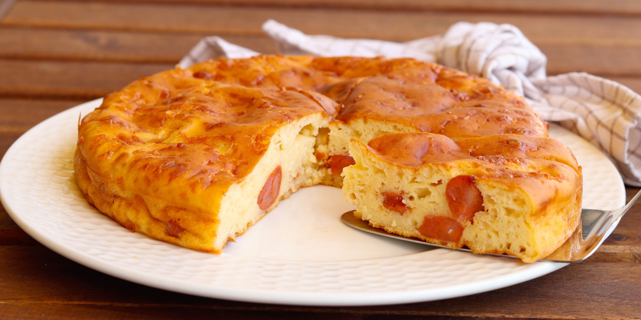 Быстрый и простой пирог из мягкого творога с сосисками и сыром: рецепт