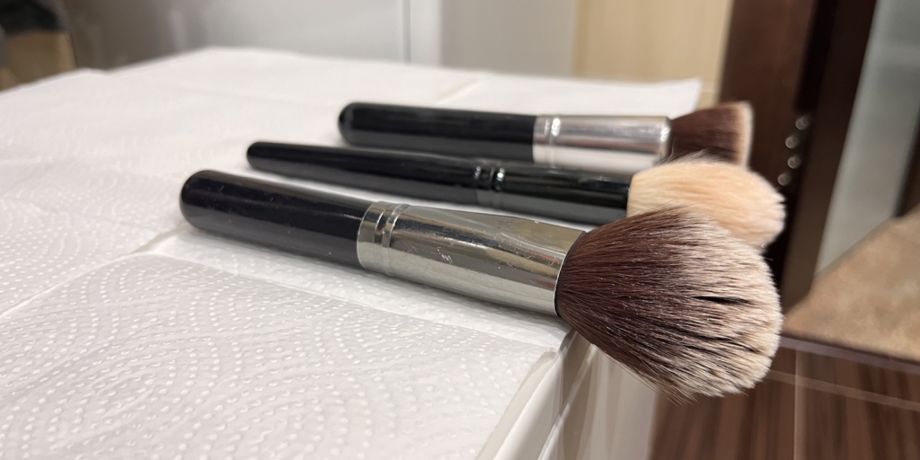 Разложите влажные кисти на краю