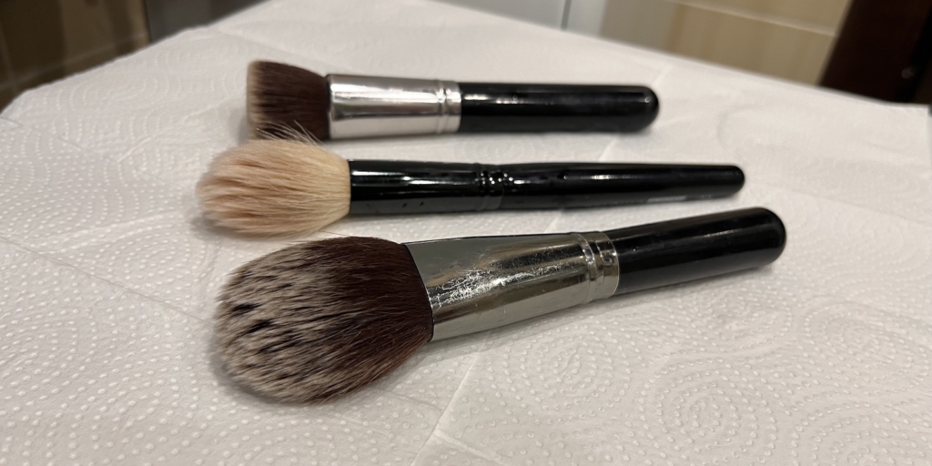 Разложите влажные кисти горизонтально 