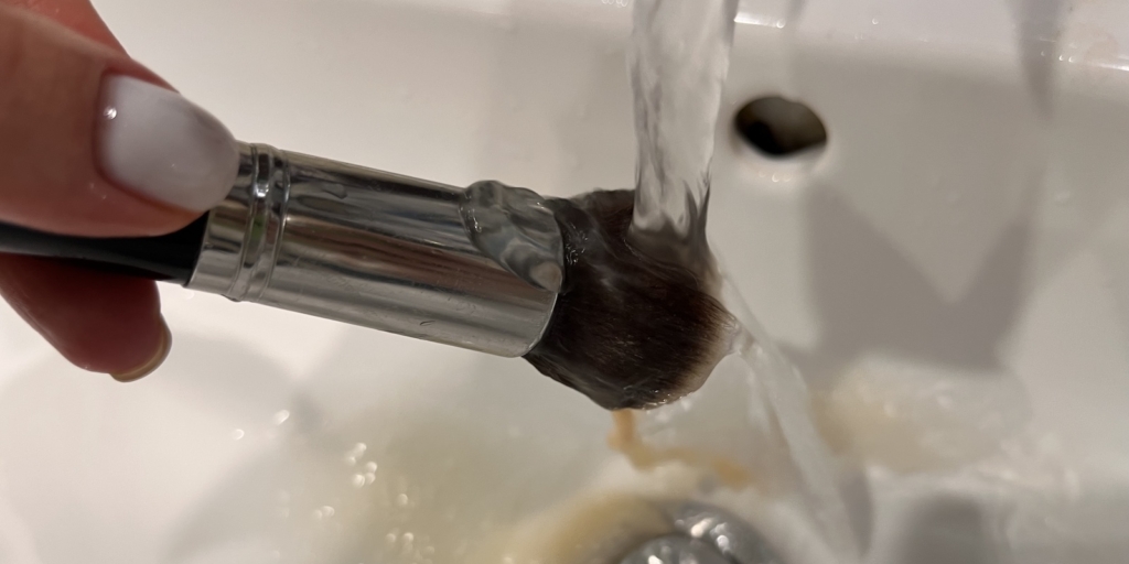 Как чистить кисти для макияжа: смойте средство