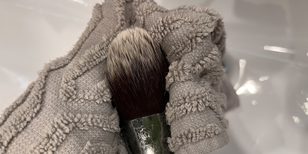Как и чем мыть кисти для макияжа: уберите излишки влаги