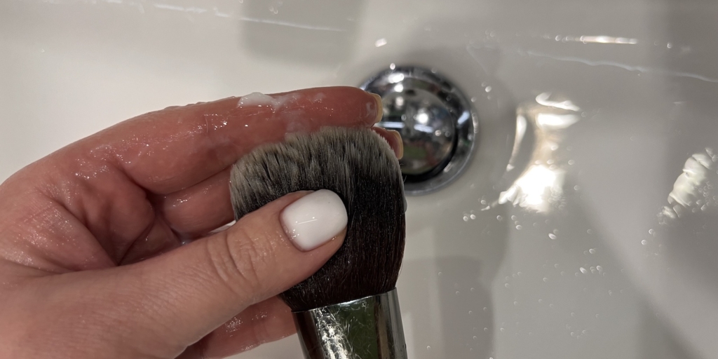 Как и чем мыть кисти для макияжа правильно: нанесите кондиционер для волос