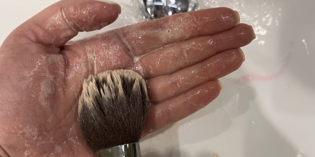 Как правильно мыть кисти для макияжа: нанесите средство на инструмент