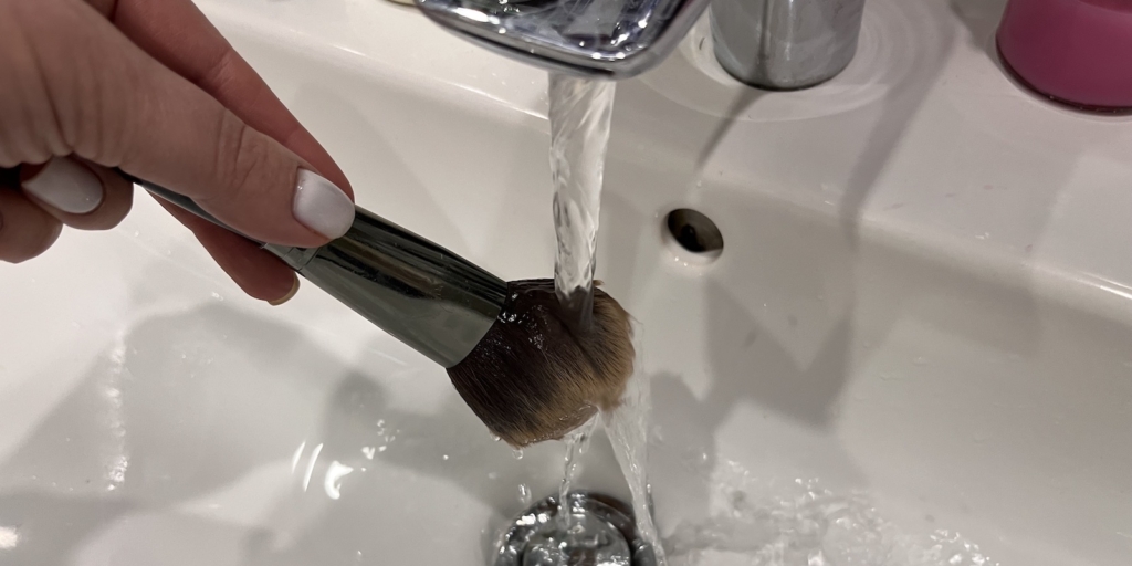 Как мыть кисти для макияжа: сполосните ворс водой