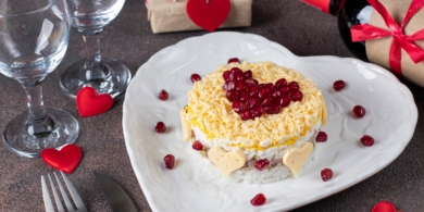 Слоёный салат с рисом, копчёной курицей, яйцами и сыром