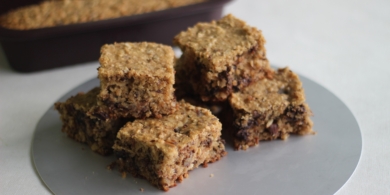 Быстрый пирог из овсянки с сушёной клюквой и орехами