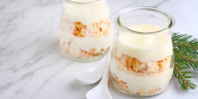 Ленивый «Наполеон» в стакане: простой десерт из слоёного теста