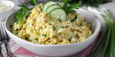 Лёгкий салат с курицей, яйцами и пекинской капустой