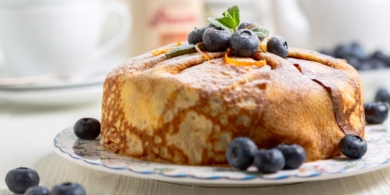 Блинный торт с творожным сыром, сливками и сгущёнкой