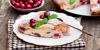 Ароматная творожная запеканка с клюквой