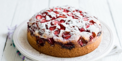 Быстрый и простой пирог с замороженной клубникой