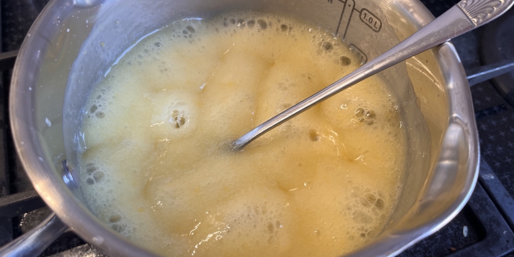 Торт «Трюфель» по ГОСТу, рецепт: Сварите сироп из желтка, молока и сахара