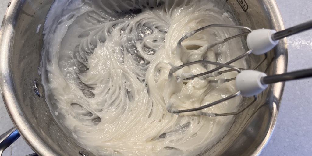 Торт «Трюфель» по ГОСТу, рецепт: Взбейте сироп