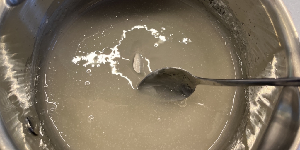 Торт «Трюфель» по ГОСТу, рецепт: Доведите массу до загустения 