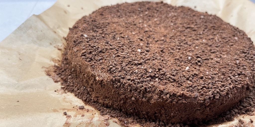 Торт «Трюфель» по ГОСТу, рецепт: Посыпьте торт трюфельной крошкой