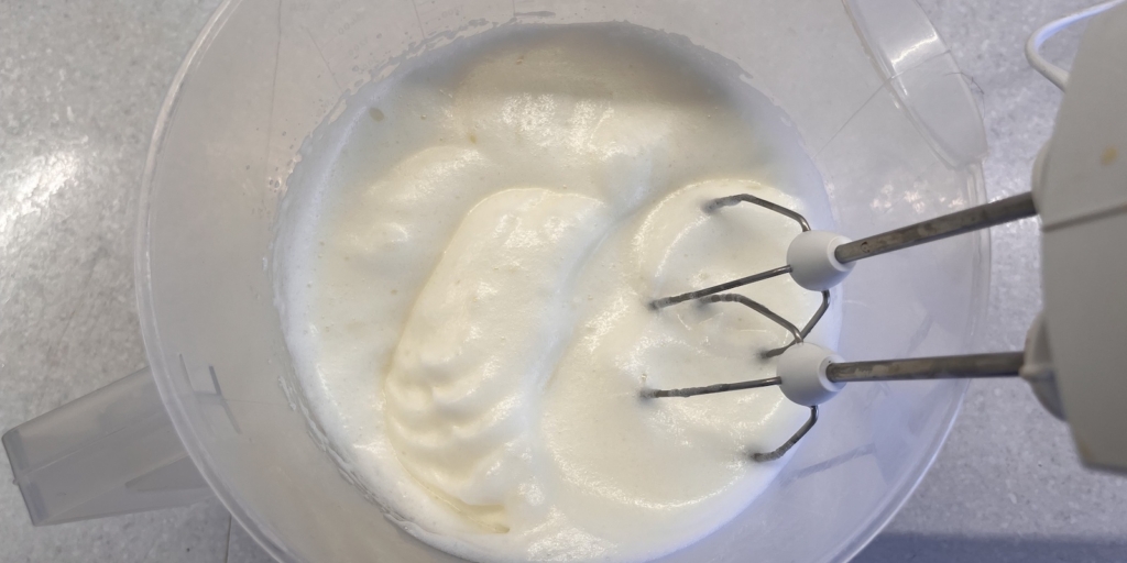 Торт «Трюфель» по ГОСТу, рецепт: Взбейте белки и сахар