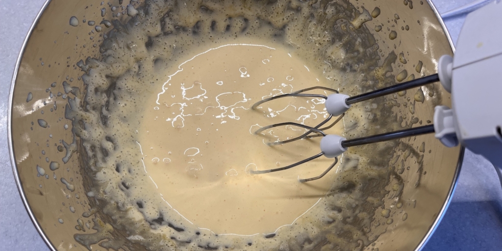 Торт «Трюфель» по ГОСТу, рецепт: Взбейте желтки и сахар