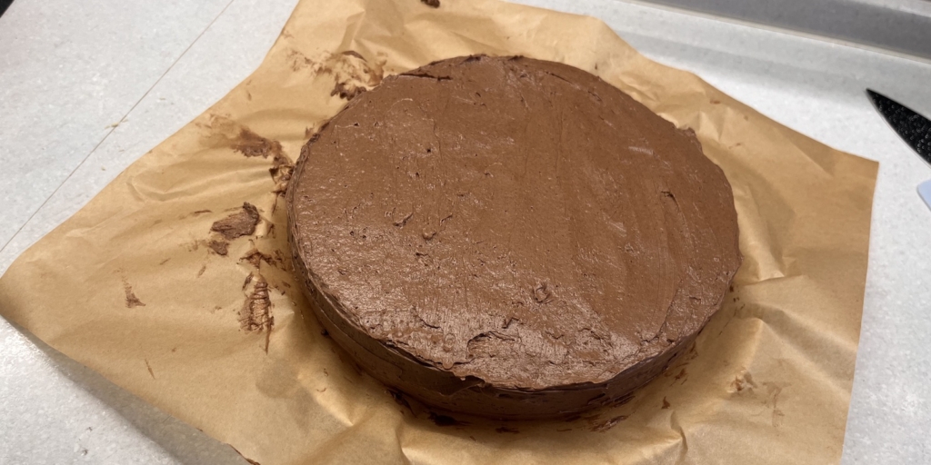 Торт «Трюфель» по ГОСТу, рецепт: Добавьте второй корж и оставшийся крем