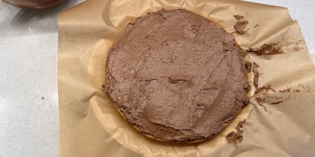 Торт «Трюфель» по ГОСТу, рецепт: Распределите крем по первому коржу