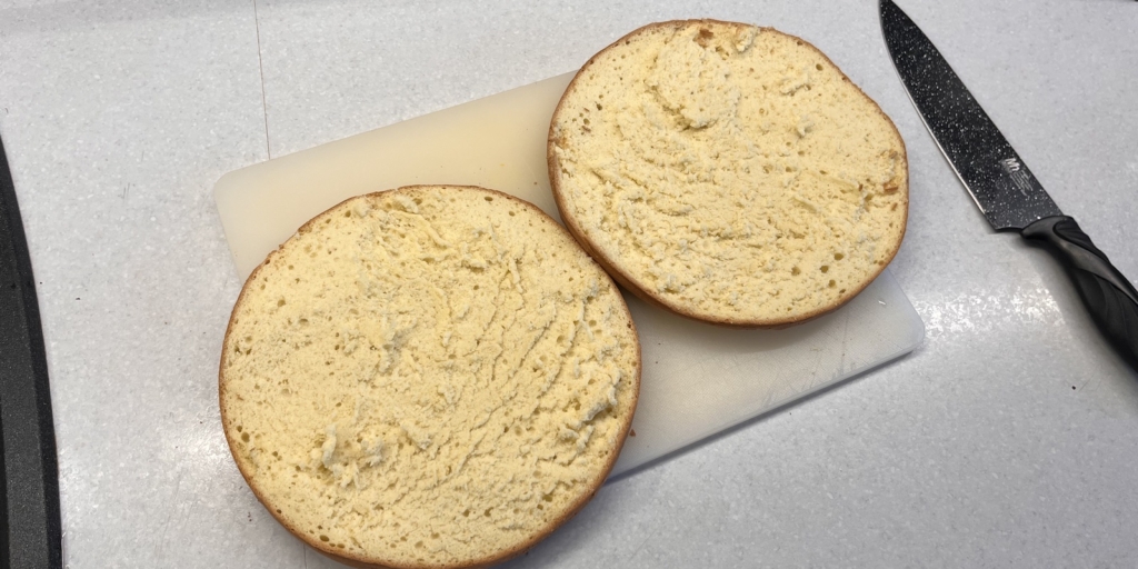 Торт «Трюфель» по ГОСТу, рецепт: Разрежьте бисквит