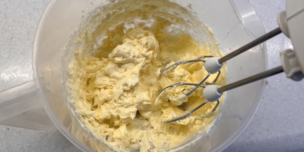 Торт «Трюфель» по ГОСТу, рецепт: Добавьте в масло сироп