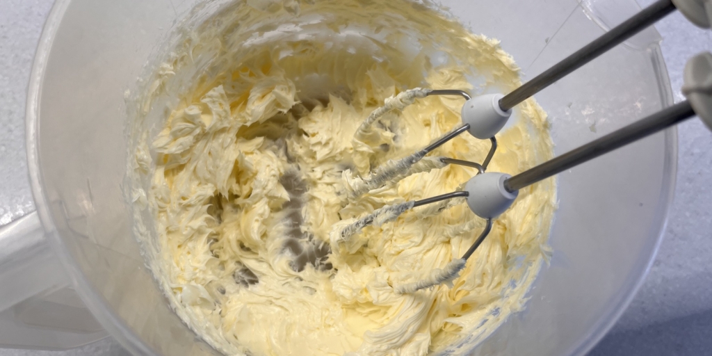 Торт «Трюфель» по ГОСТу, рецепт: Взбейте масло