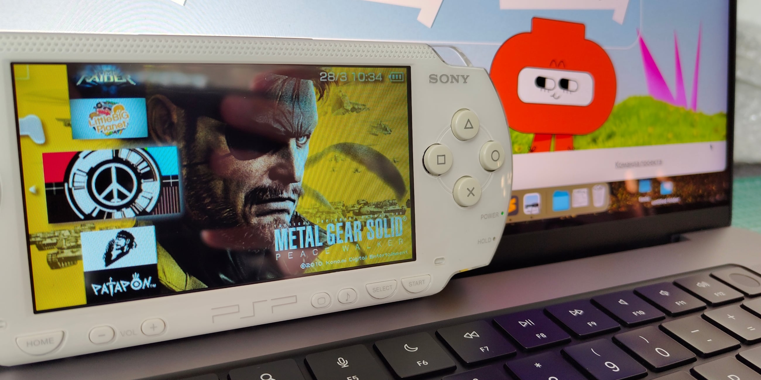 IPS-экран PSP рядом с макбучным mini-LED на максимальной яркости 1 600 нит