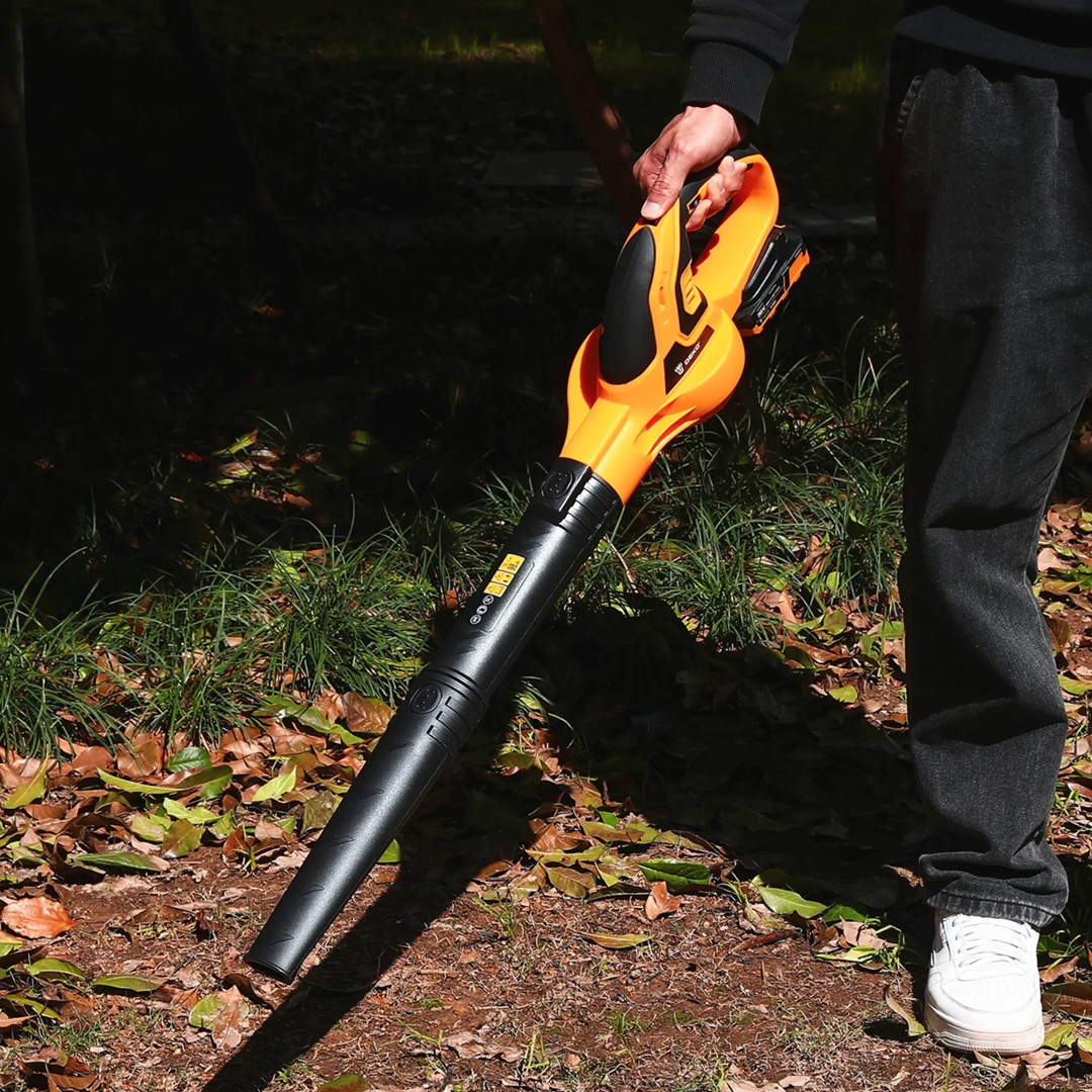 15. Аккумуляторная воздуходувка от Deko