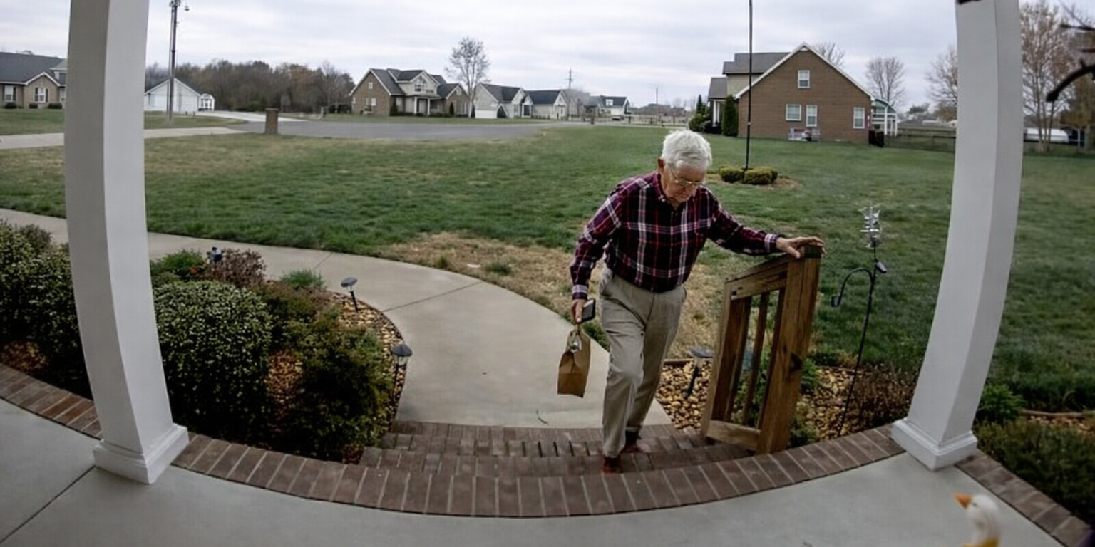 78-летний мужчина развозил еду из нужды — ему собрали миллион долларов, чтобы он вернулся на пенсию