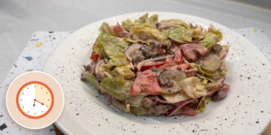 Ужин за 20 минут: сытный салат-бургер с фаршем