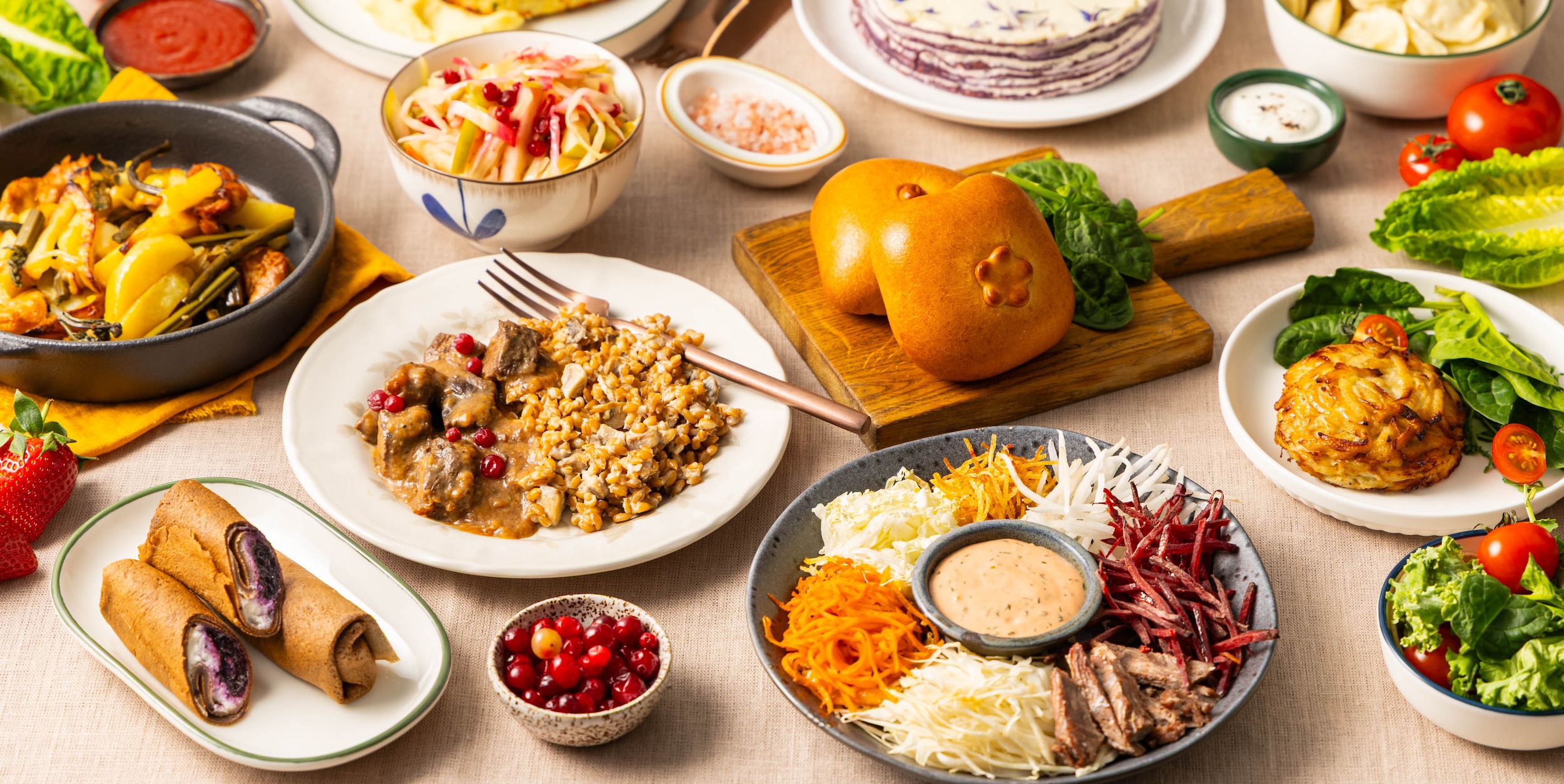 «ВкусВилл» запустил коллекцию сибирских блюд — от оммажа легендарному бутерброду «Смайк» до десертов из черёмуховой муки