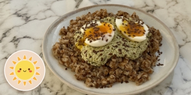 Завтрак с Лайфхакером: необычная гречка с соусом из творога и песто