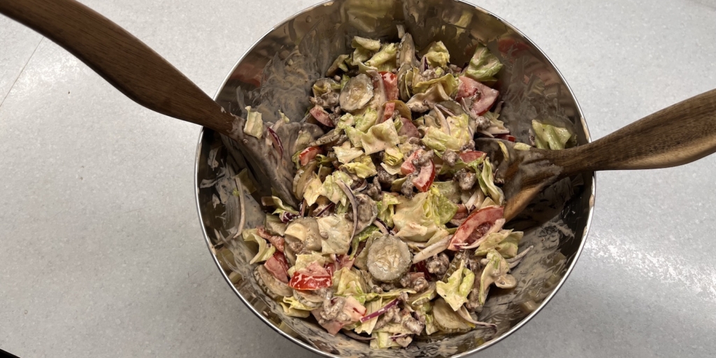 Салат-бургер, рецепт: Добавьте соус