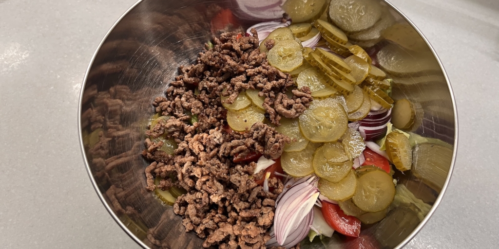 Салат-бургер, рецепт: Соедините ингредиенты