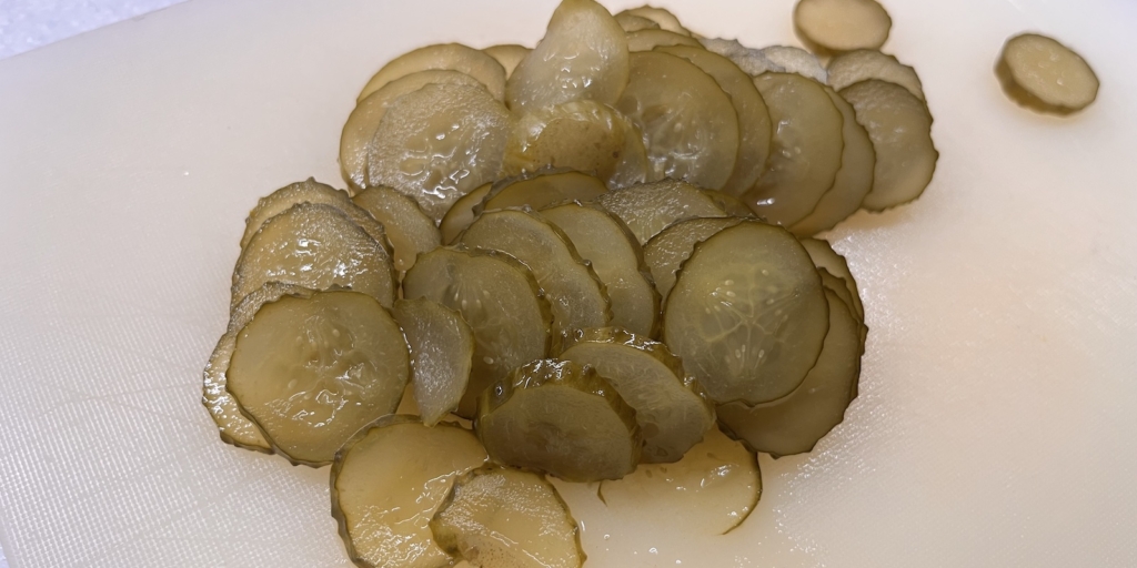 Салат-бургер, рецепт: Нарежьте огурцы