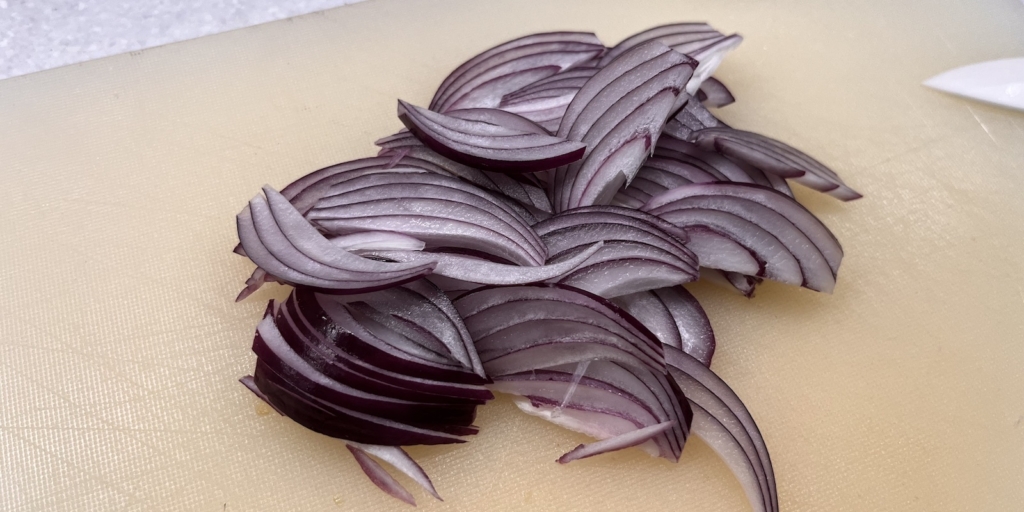 Салат-бургер, рецепт: Нарежьте лук