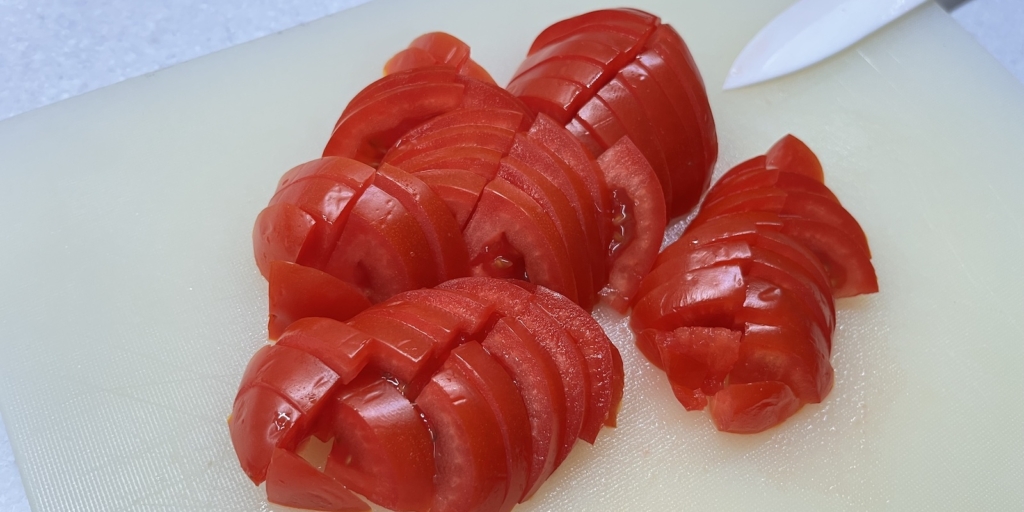 Салат-бургер, рецепт: Нарежьте помидоры