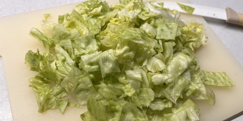 Салат-бургер, рецепт: Нарежьте салатные листья