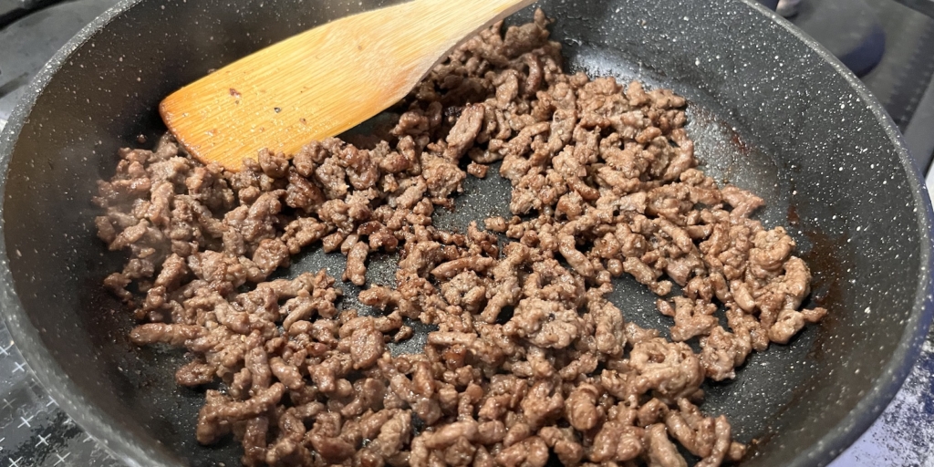 Салат-бургер, рецепт: Обжарьте фарш