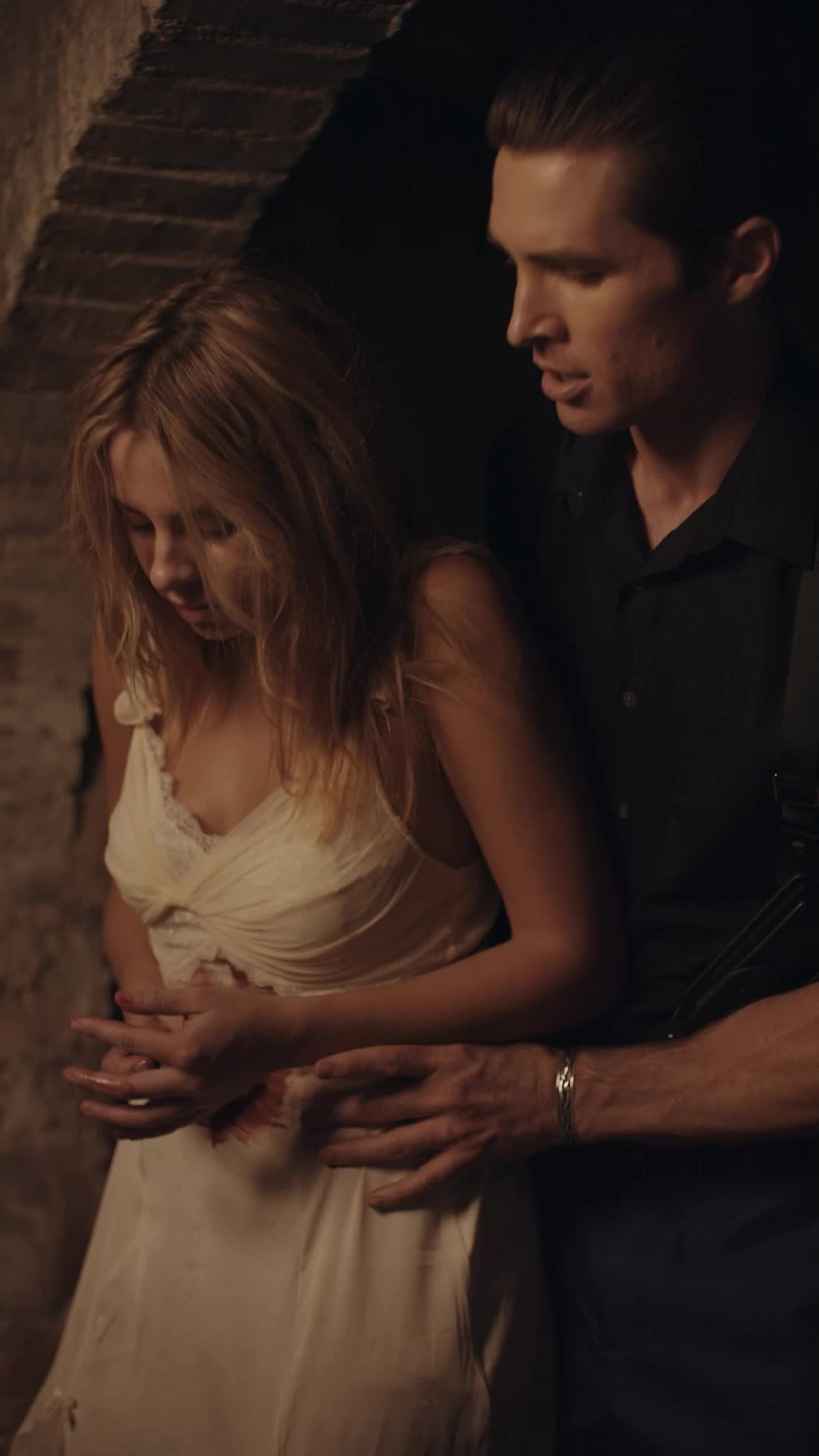 Кадр из микродрамы «Связанные вендеттой: переспать с врагом»