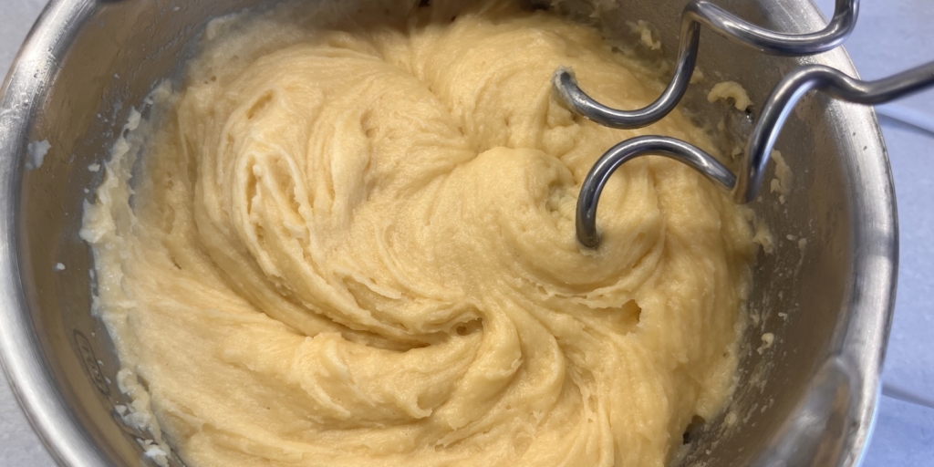 Торт «Дамские пальчики», классический рецепт: Введите яйца