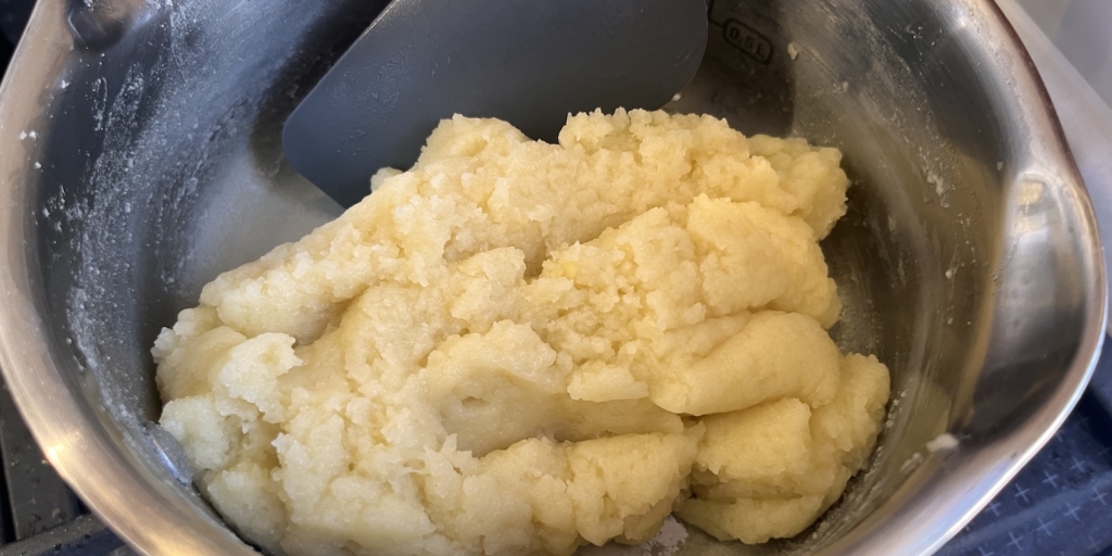 Торт «Дамские пальчики», классический рецепт: Введите муку